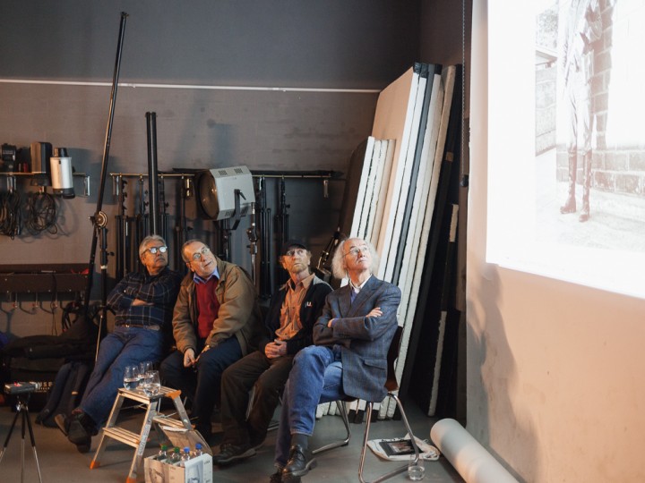 Santiago Oyarzo Pérez, José Giribás und Oscar Navarro im Ateliergespräch mit Dr. Enno Kaufhold;       Foto: Robert Funke