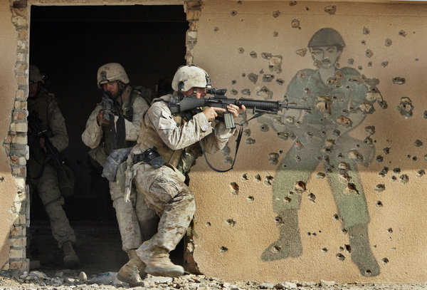 Irak, November 2004. US Marines trainieren an der Wand einer ehemaligen irakischen Armeebarracke, Foto: AP Photo/Anja Niedringhaus/dpa
