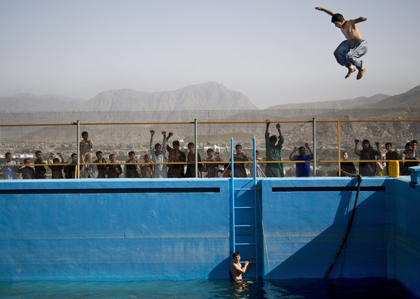 Afghanistan, Mai 2013. Swimmingpool auf einem Berg über Kabul, Foto: AP Photo/Anja Niedringhaus/dpa