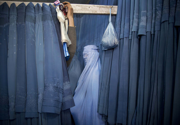 Afghanistan, April 2013. Eine afghanische Frau wartet in einer Umkleidekabine in Kabul auf eine neue Burka, Foto: AP Photo/Anja Niedringhaus/dpa
