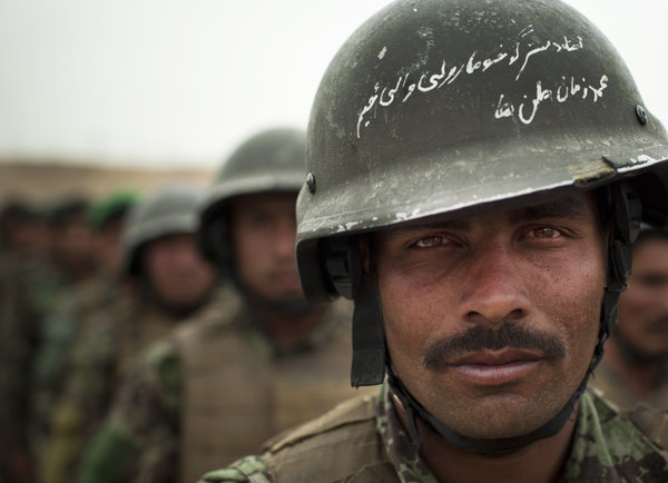 Afghanistan, Mai 2012. Der Soldat Mohammed Zaman auf dem Weg in die Logar Provinz, auf seinem Helm ist ein kleines Liebesgedicht, Foto: AP Photo/Anja Niedringhaus/dpa