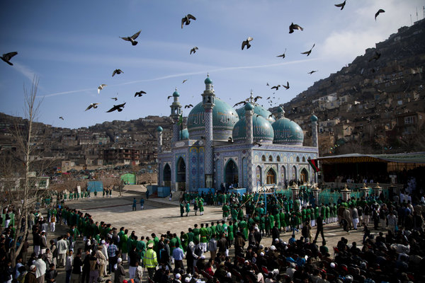 Afghanistan, März 2013. Hunderte Afghanen warten darauf, die heilige Flagge auf der Kart-e Sakhi Moschee in Kabul zu sehen, Foto: AP Photo/Anja Niedringhaus/dpa