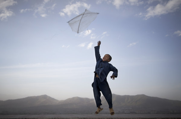 Afghanistan, Mai 2013. Während des Taliban-Regimes verboten, ist Drachenfliegen ist wieder die Hauptfeizeiterholung für afghanische Jungen und einigen Männern, Foto: AP Photo/Anja Niedringhaus/dpa
