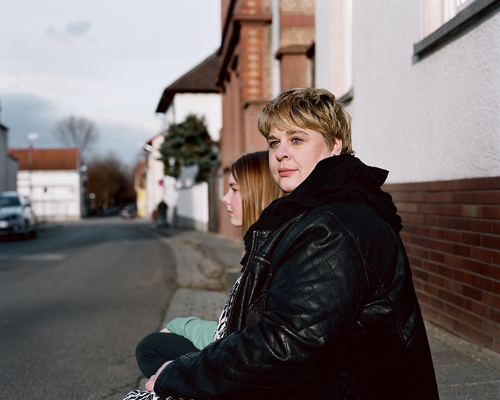 Ludwigshafen, Januar 2014 - Frau eines Soldaten mit ihrer Tochter vor ihrem Haus, Fotografin: Ina Schoenenburg
