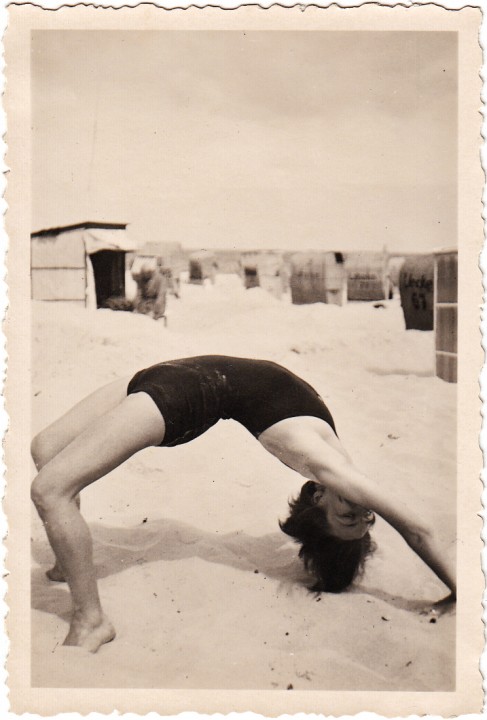 Junge Frau, eine Brücke schlagend. Fotografie, nicht gelaufen, Stempel "20. Juni 1936"