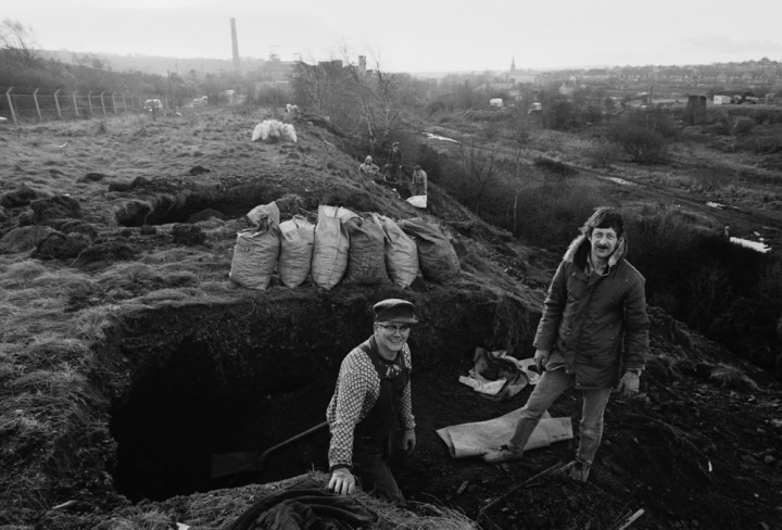 Striking miners picking coal on a spoil heap, Elsecar, South Yorkshire, 1984