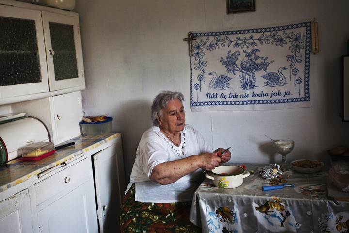 Frau Lucyna in ihrem Haus im Mittelgebirge Bieszczady, Foto: Katarzyna Mazur