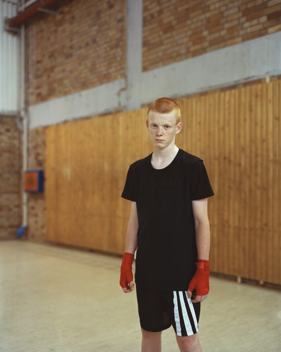Drago, 14, in der Boxhalle des Schul- und Sportleistungszentrums Berlin. Aus der Serie Goldkinder, Foto: Kaja Smith